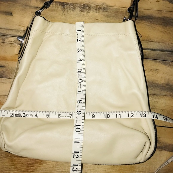 Coach cream leather purse. - Picture 3 of 16